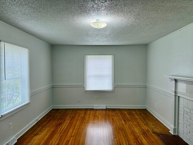 Building Photo - Two bedroom, 1 bath house in Burlington