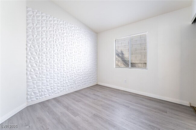 Building Photo - 1512 Iron Springs Dr