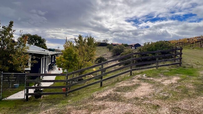 Building Photo - NEW TO THE MARKET Cozy 1 Bedroom 1 Bathroo...