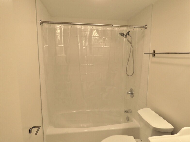 Building Photo - 509 E 7th St