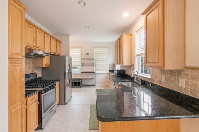 Building Photo - End Unit Townhome - 4 Bedrooms with First ...