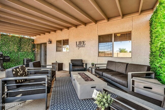 Building Photo - Incredible Spacious Back Yard! Large Covered Patio!