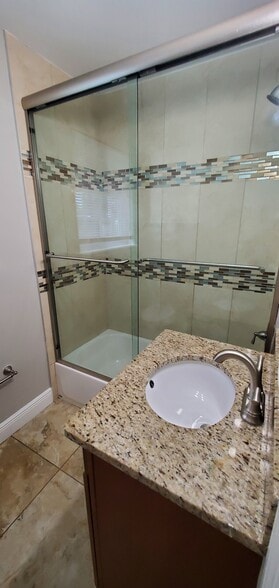 Tub and shower - 712 Saint Lucie Ln