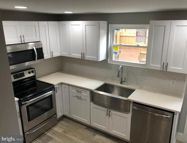 Building Photo - 1272 S Dover St