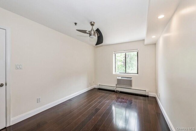 Building Photo - 141-16 84th Dr