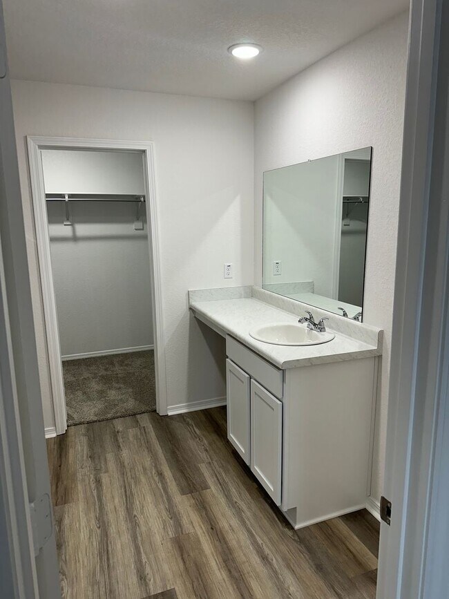 Building Photo - Available May 16th! — Charming 3-Bedroom Home in White Oak Crossing | Cozy Living You’ll Love