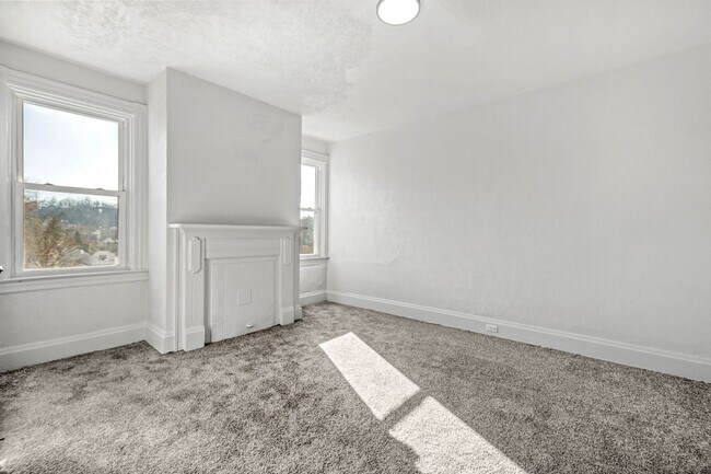 Building Photo - Stunning 3 bedroom home in Carrick available August 1!