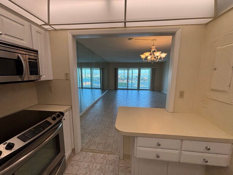 Building Photo - 420 64th Ave