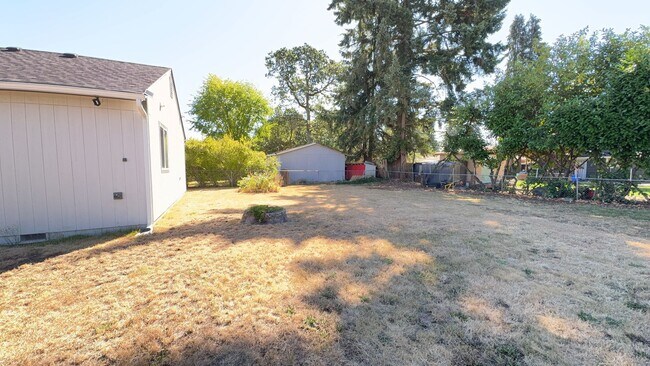 Building Photo - Cozy 3-Bedroom Rambler with Large Fully Fe...