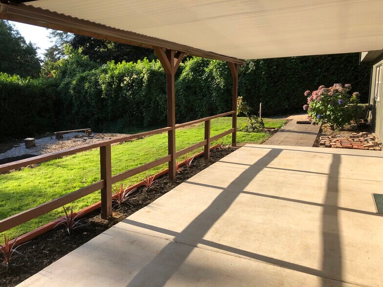 Building Photo - 9416 SW View Point Ter