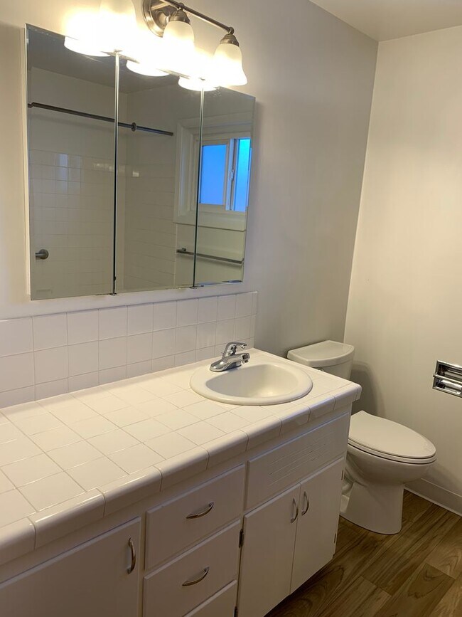 Building Photo - 3 Bedroom, 1.5 Bath House in Pacific Terrace neighborhood