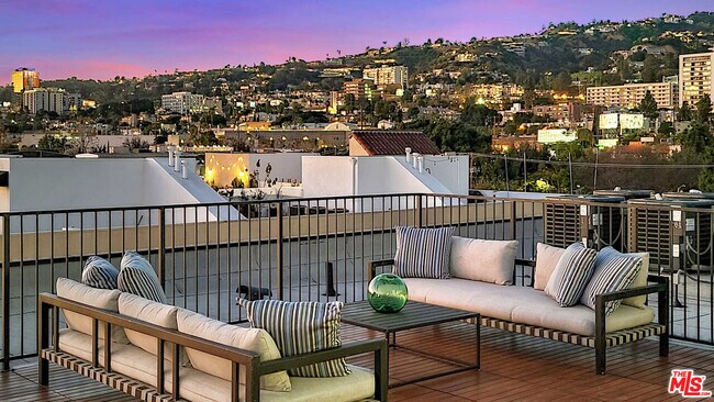 Building Photo - 825 Croft Ave