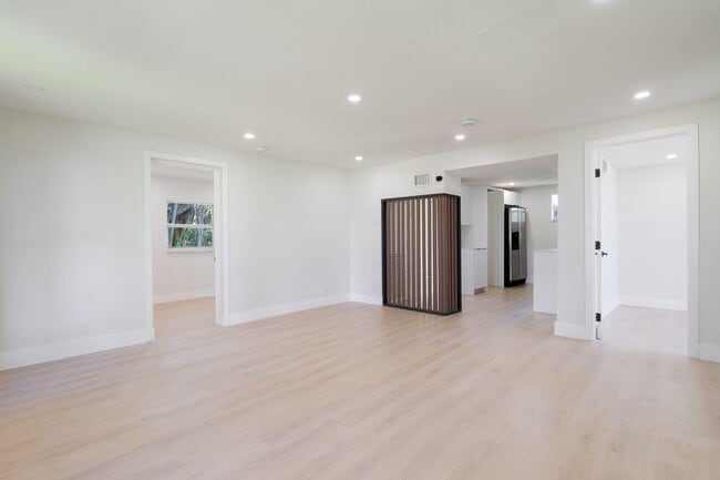 Building Photo - 1108 W 33rd St