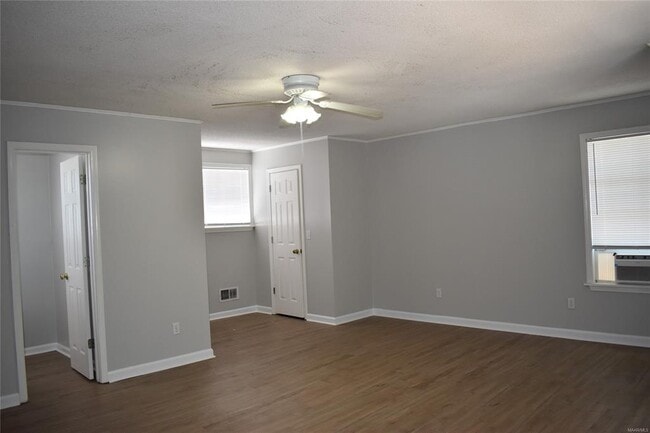 Building Photo - 3001 Sutton Dr