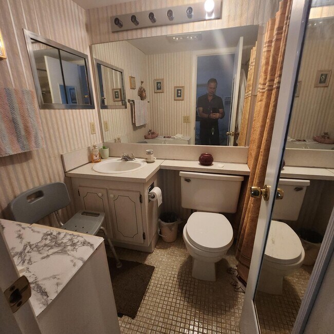 Building Photo - 18 Oakridge B