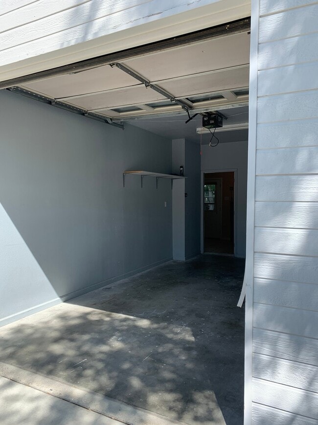 Building Photo - Studio