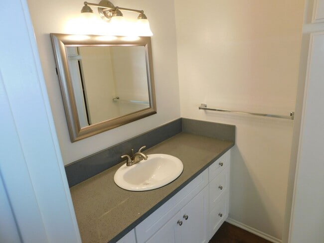 Building Photo - Lovely 2 BD 2.5 BA Two Story Townhouse