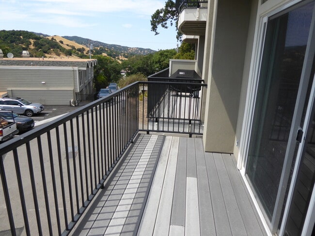Building Photo - BEAUTIFULLY UPDATED 2 BD/1.5 BA, 2-STORY, END UNIT CONDO WITH GREAT HILL VIEWS IN SAN RAFAEL