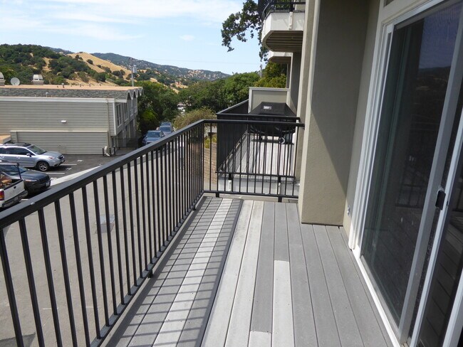 Building Photo - TWO BEDROOM END UNIT TWO-STORY CONDO WITH GREAT VIEWS IN SAN RAFAEL
