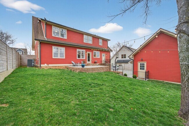 Building Photo - Great location, less than one mile from Historic Downtown Franklin.