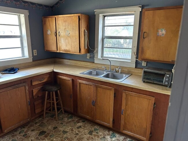 Building Photo - 1502 Camille St