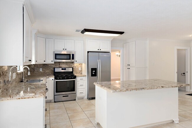 Building Photo - 309 Brookside Dr E