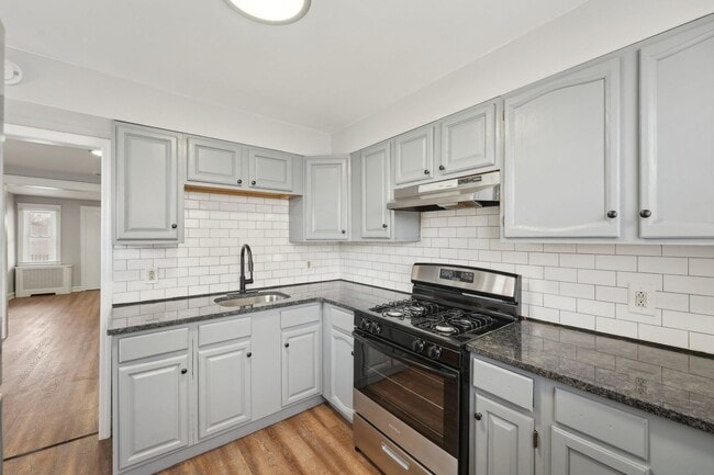Building Photo - 3 Bedroom, 1.5 bath townhome