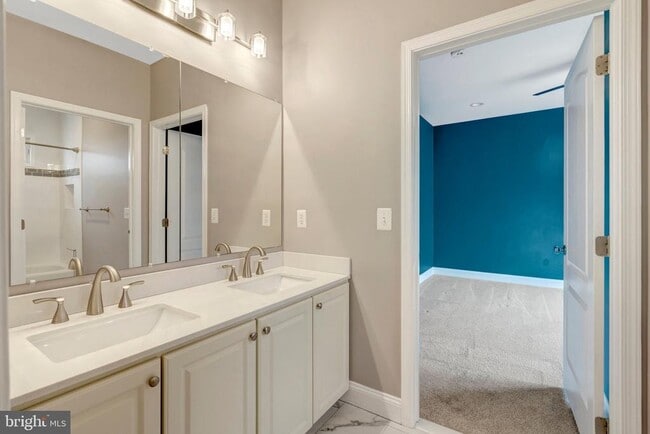 Building Photo - 15053 Doral Pl