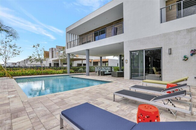 Building Photo - 16709 Botaniko Dr N