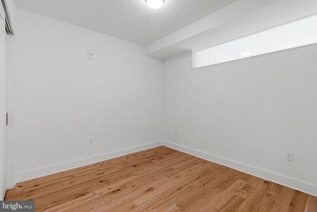 Building Photo - 1211 Van St SE