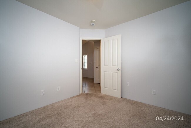 Building Photo - 3 BD/2 BA Home with Enclosed Garage in Ewa Beach (Pets ok)