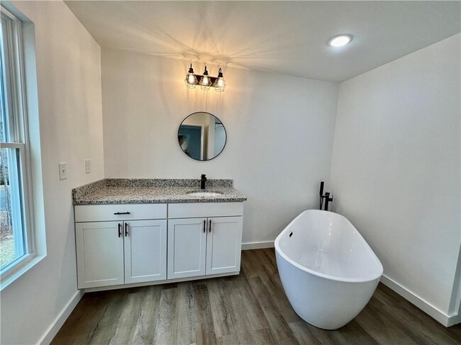 Building Photo - 24 Rocky Cir NE