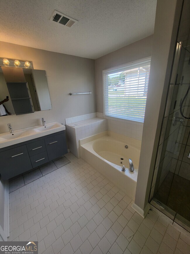 Building Photo - 7700 Lakeshore Ct