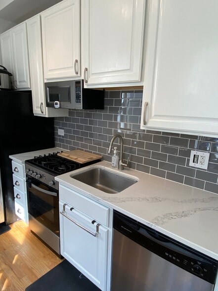 Building Photo - 1510 N Greenview Ave