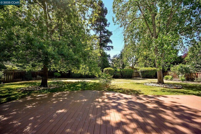 Building Photo - 251 Paraiso Dr