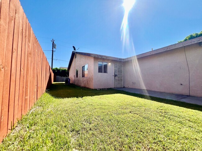 Building Photo - AVAILBLE NOW !!  3-bedroom 2 bath Duplex i...