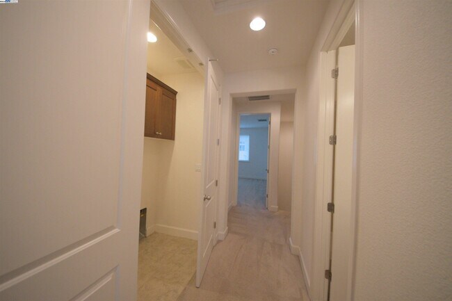 Building Photo - 5530 Esprit Way