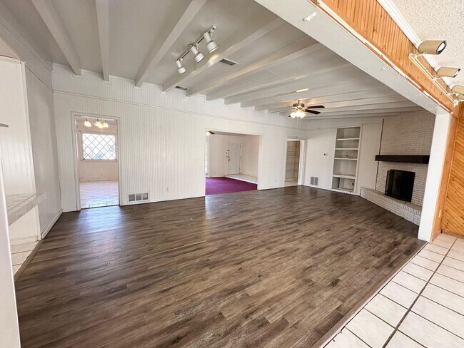 Building Photo - 4 Bed 2.5 Bath!