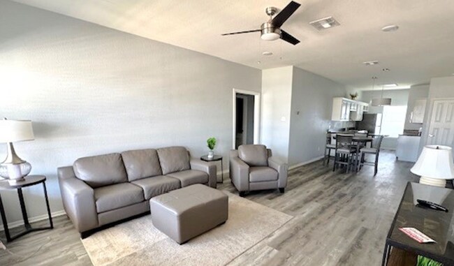 Building Photo - Partially Furnished 4 bed 4 bath near campus!