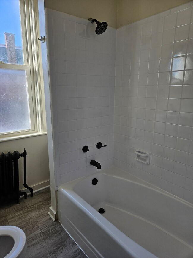 Building Photo - 758 W King St