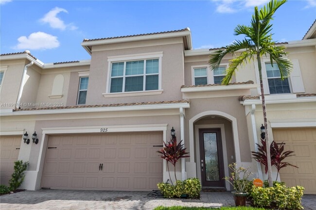 Building Photo - 925 Banyan Dr