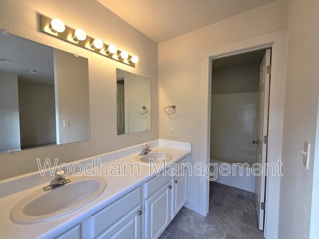 Building Photo - 1759 W Kagy Blvd