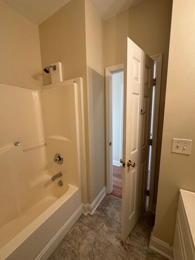 Building Photo - Nice 3/2 House in Silver Creek with bonus rooms- $1,495