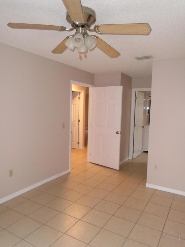 Building Photo - 255 Spring Dr
