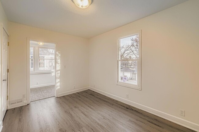 Building Photo - 988 Reaney Ave E