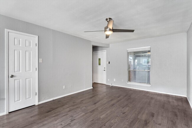 Building Photo - Perfectly Located Townhome in South Austin