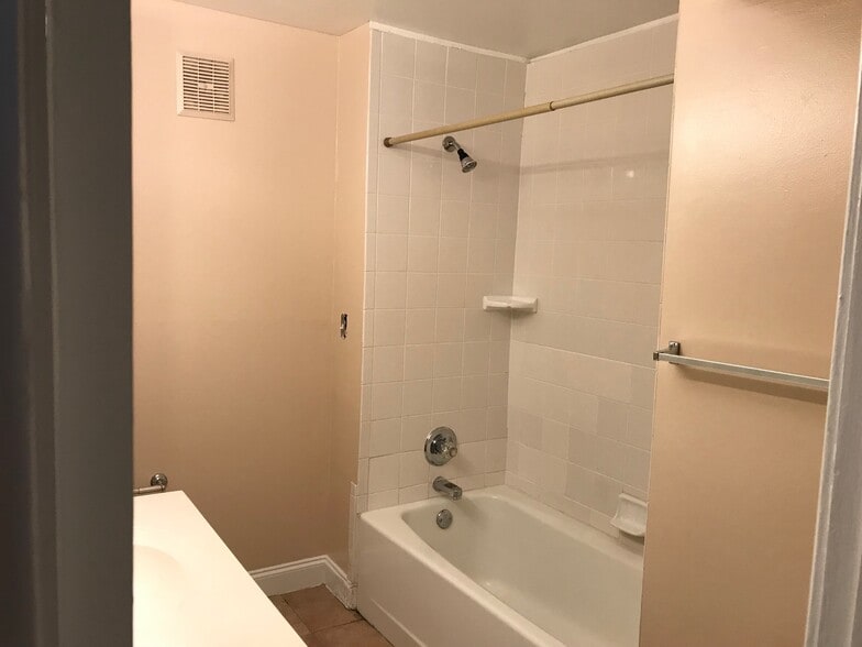 Bathroom - 1808 Greene St