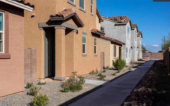 Building Photo - Beautiful 4 bedroom 2.5 bath home