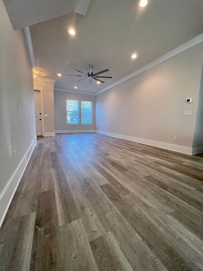 Building Photo - NEW 3B/2.5B Destin Oaks TOWNHOME available...