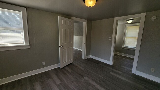 Building Photo - Nice 4 Bedroom, 2 Bath Home Near OCU & The...